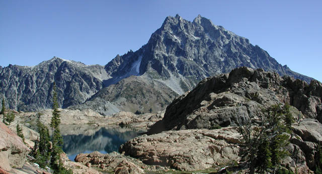 Ingalls Lake and Mt. Stuart (56202 bytes)