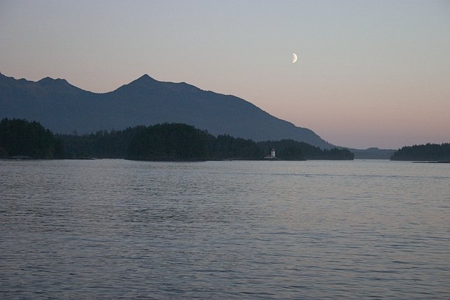 Moon Over Rockwell Lighthouse (44714 bytes)