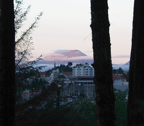 Sunrising on Mt. Edgecumbe (53196 bytes)