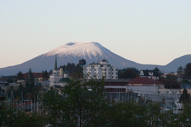 Mt. Edgecumbe Narrow View (93132 bytes)