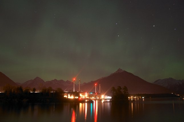 Northern Lights over Sitka II (25769 bytes)