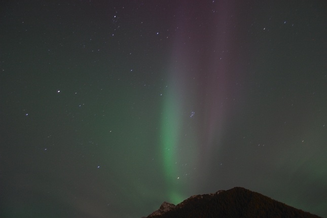 Northern Lights --(Aurora borealis) (41567 bytes)