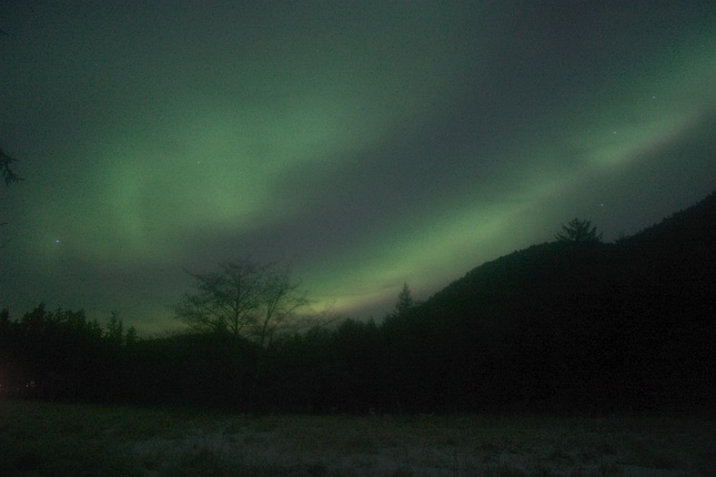 Northern Lights --(Aurora borealis) (66706 bytes)