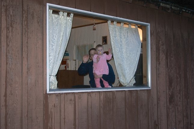 Melissa and Rowan in the Window (51906 bytes)