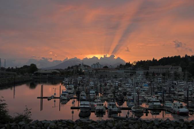 Sunset with Crescent Harbor (36937 bytes)