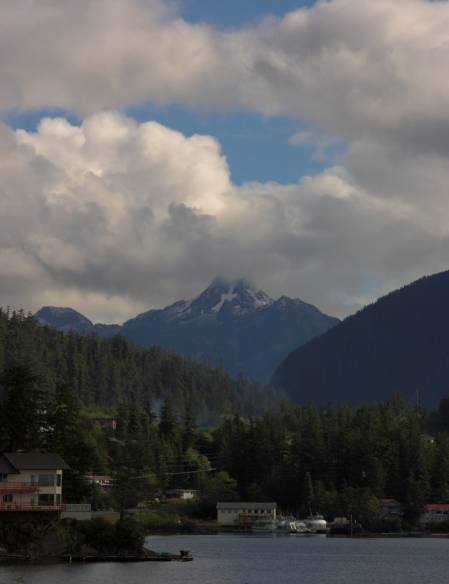 Looking Across Jamestown Bay (24114 bytes)