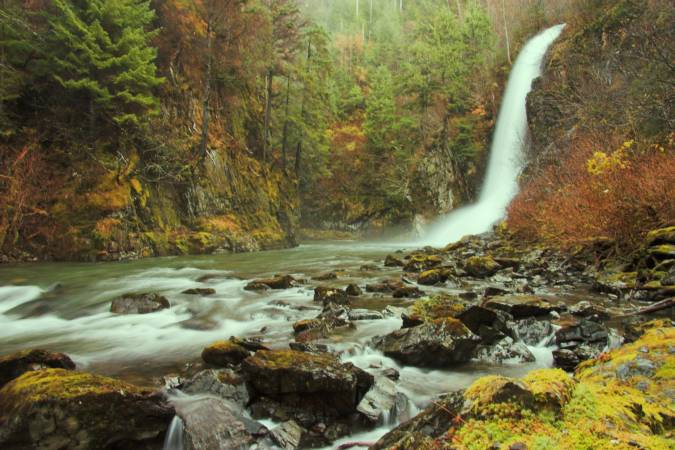 Falls Along Sawmill Creek (65953 bytes)