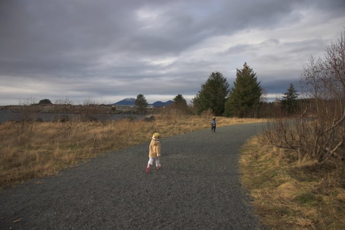 Running along Gravel Path (58796 bytes)