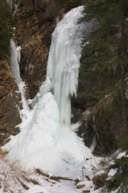 Frozen Falls (80875 bytes)