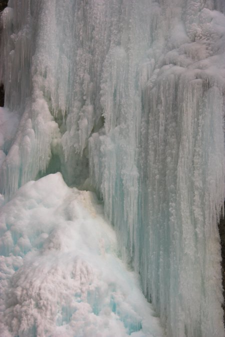 Frozen Falls Close Up (52383 bytes)
