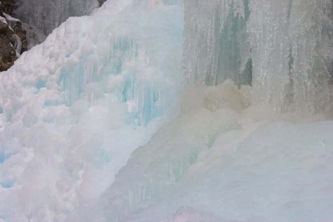 Frozen Falls Close Up (41674 bytes)