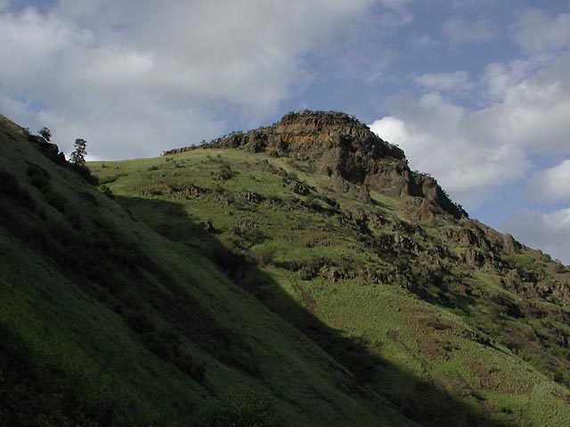 Rock Formation Along Seven Devils Road (65747 bytes)